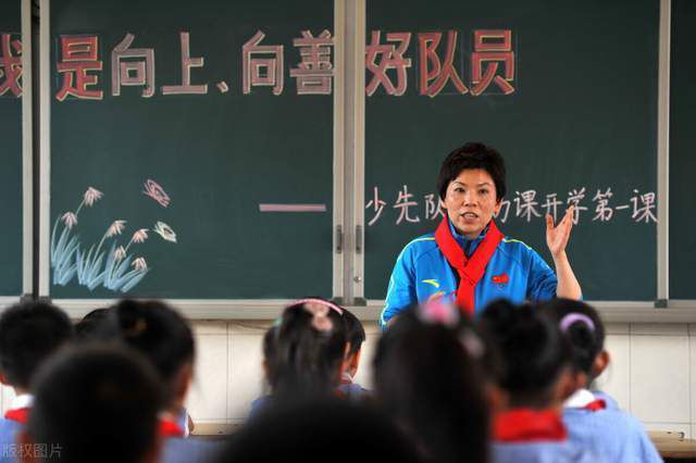 六名警校女菜鸟在一场裁减赛测试中因局势超越节制谢绝从命号令而掉往了进进精英团队的资历，在她们意气消沉分开警校时，一名神秘主座俄然呈现，通知她们正式成为“霸王花”团队——二十五年前因使命掉败而惨遭闭幕的组织，今朝正在追求新颖气力重振雄风。                                  交给她们的第一个使命就是捉住污名昭著绰号“总统”的可骇份子，这人也是致使“霸王花”组织25年前闭幕的祸首罪魁。他掳走韩国的细菌